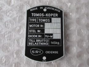 TYPESKILT, TOMOS KOPER